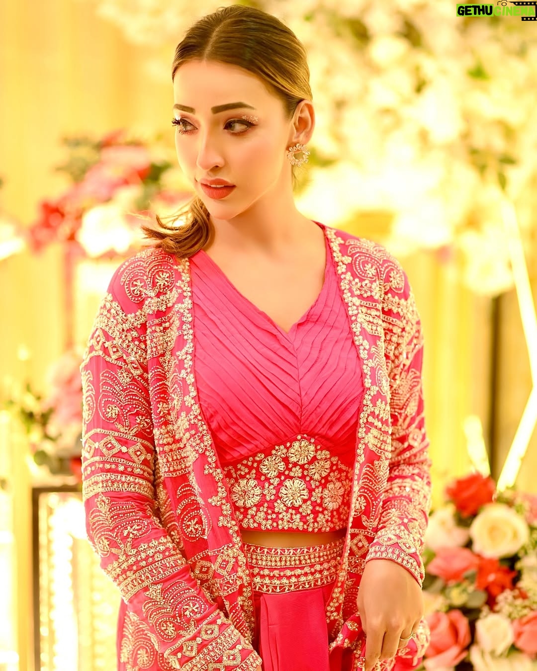 afsha khan - 75.6K Likes - Desi Girl 💖

:

Outfit :  @asbaabofficial 

Photography :  @s_altamas_photography 

#adnaan07dz #shaadi #wedding #vibes #love #pink #style #afshakhan