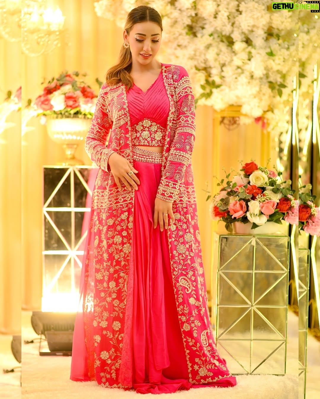 afsha khan - 75.6K Likes - Desi Girl 💖

:

Outfit :  @asbaabofficial 

Photography :  @s_altamas_photography 

#adnaan07dz #shaadi #wedding #vibes #love #pink #style #afshakhan