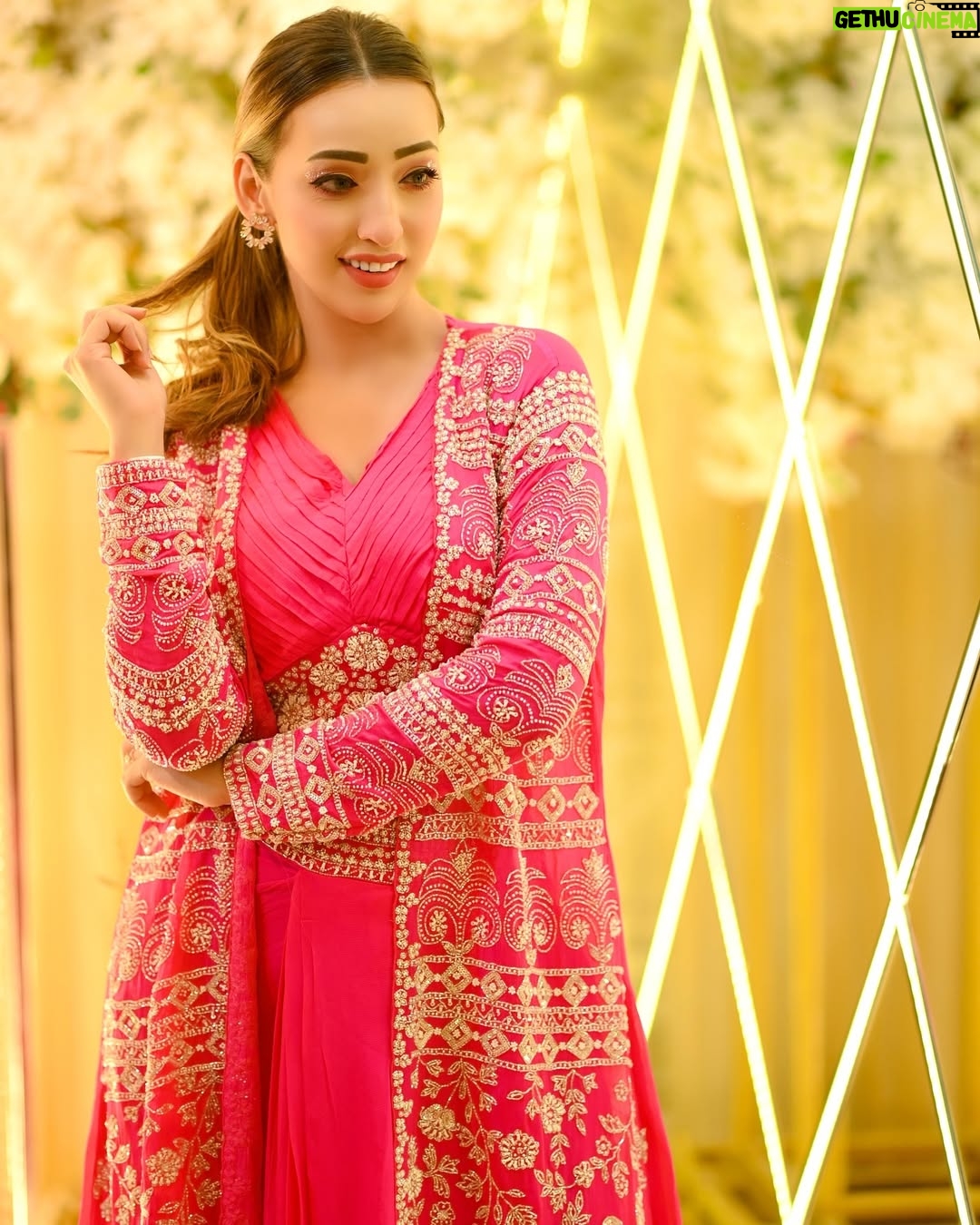 afsha khan - 75.6K Likes - Desi Girl 💖

:

Outfit :  @asbaabofficial 

Photography :  @s_altamas_photography 

#adnaan07dz #shaadi #wedding #vibes #love #pink #style #afshakhan