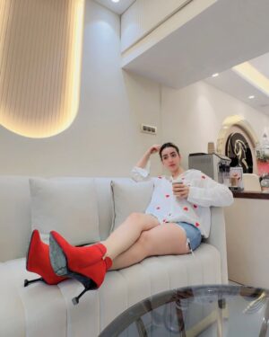 afsha khan Instagram - outfit louder than my playlist ...♥️
:
:
#afshakhan