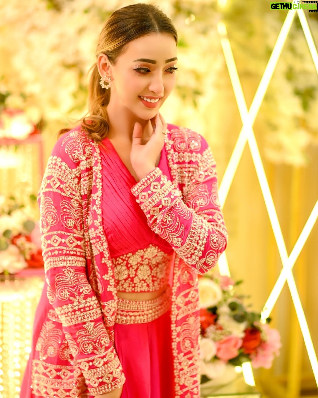 afsha khan - 75.6K Likes - Desi Girl 💖

:

Outfit :  @asbaabofficial 

Photography :  @s_altamas_photography 

#adnaan07dz #shaadi #wedding #vibes #love #pink #style #afshakhan
