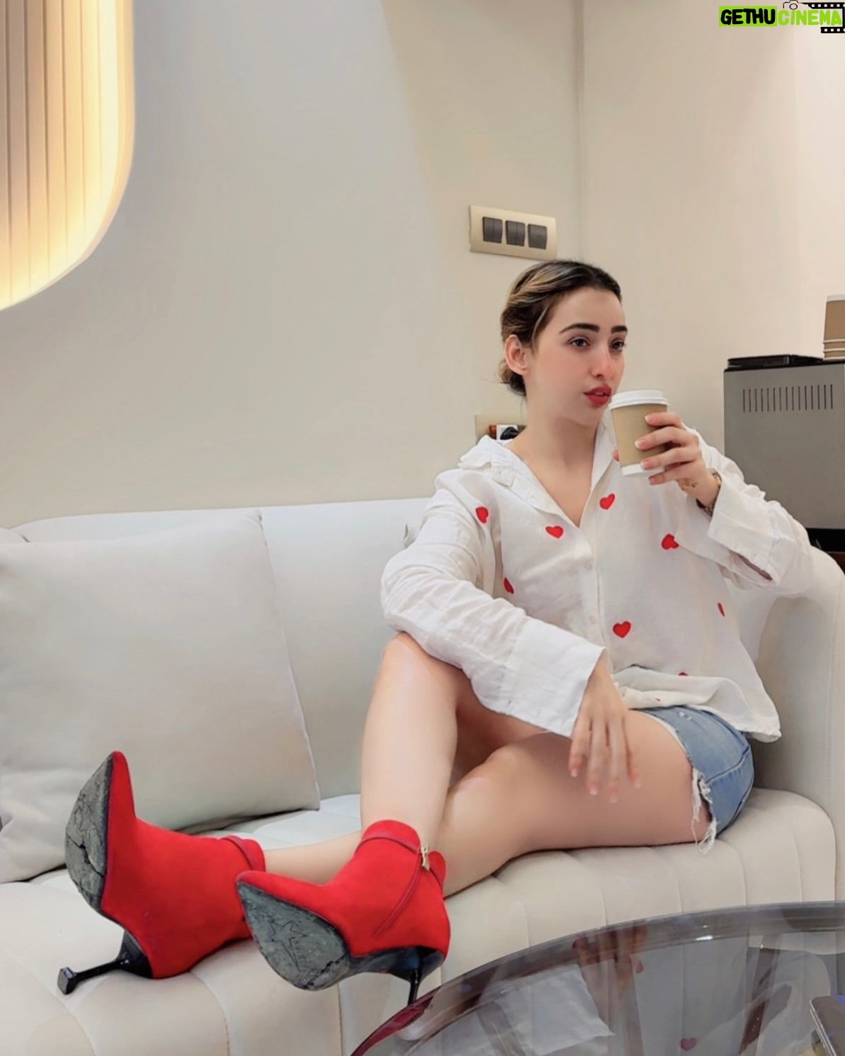 afsha khan - 312.2K Likes - outfit louder than my playlist ...♥️

:

:

#afshakhan