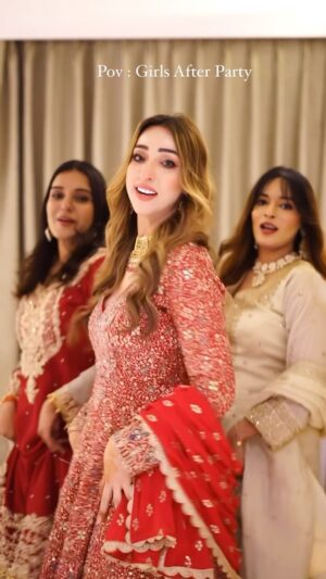 afsha khan Instagram - Tag Your Friends jinke sath aisa dance karna baaki hai 🤣🤣
:
#trending #explore #fyp #dance #fun #friends #afshakhan