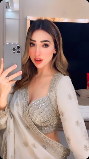 afsha khan Instagram - ❤️🔥
:
Wearing. @asbaabofficial