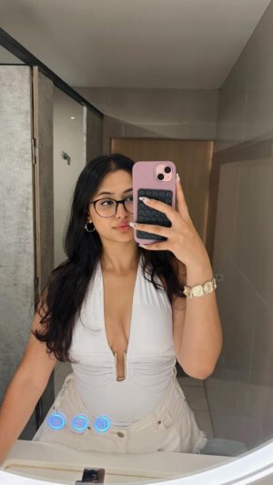 anshikaa Instagram - bisou bisou💋
bag sourced from @pickyourkiicks 🧚🏻♂️
.
.
.
.
#grwm #reels #reelsinstagram #fyp #explore #trending #foryou #explorepage #girls #fashion #lifestyle
