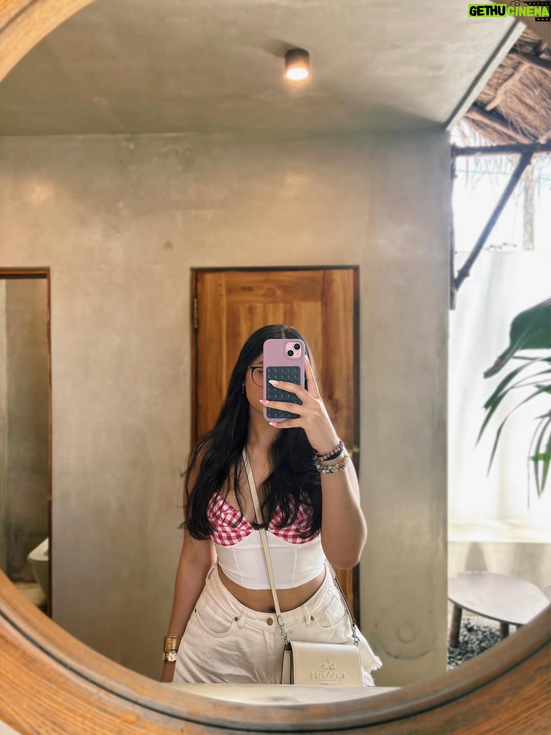 anshikaa - 2.4K Likes - the day I met baby turtles in Sri Lanka🌊🐢🌺🤭🩵