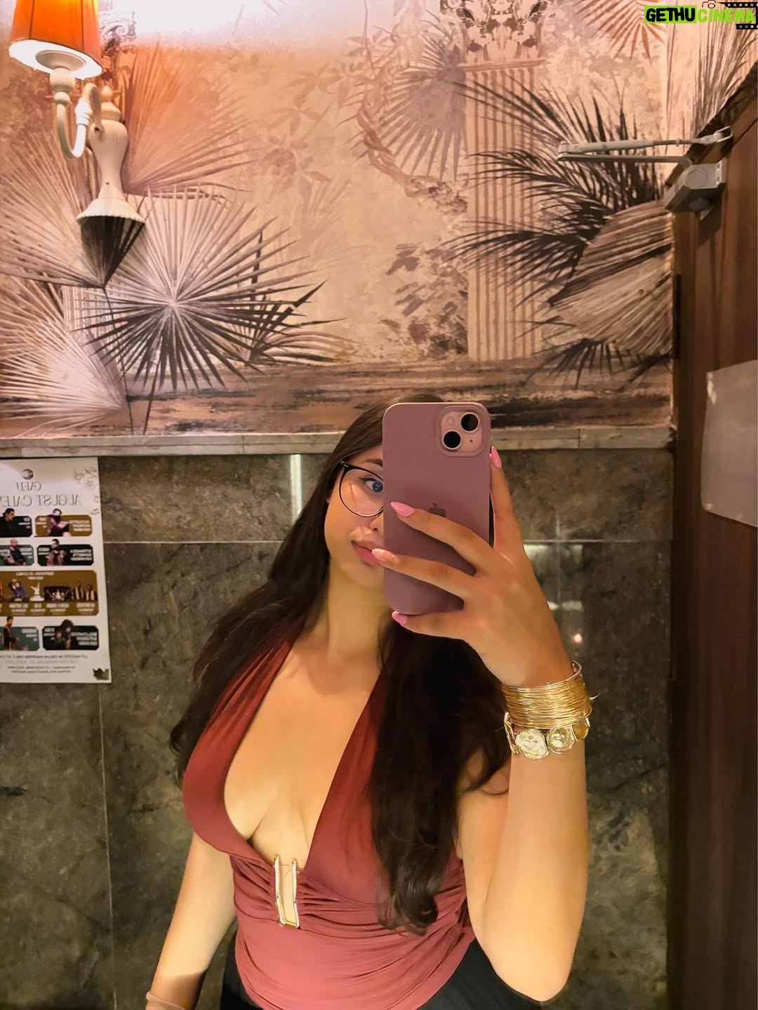 anshikaa - 4.3K Likes - cocktails kinda night🍸📸🍣
@caelidelhi