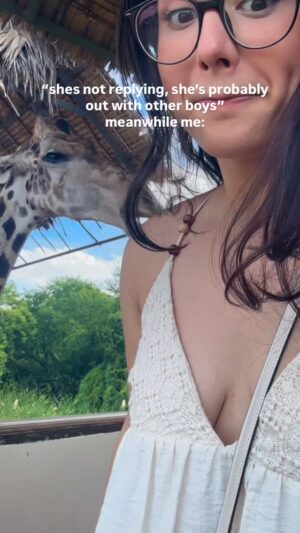 anshikaa Instagram - catch me if u can with Gemma the giraffe🦒🤍
bag sourced from @pickyourkiicks 😉
.
.
.
.
#reelsinstagram #reels #explore #trending #fyp #relatable #explorepage #girls #foryou #funny #giraffe #animal #wildlife