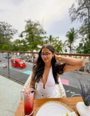anshikaa Instagram - can u tell i was drunk🤭
loved the food @zuriphuket 🥘🥥🧁