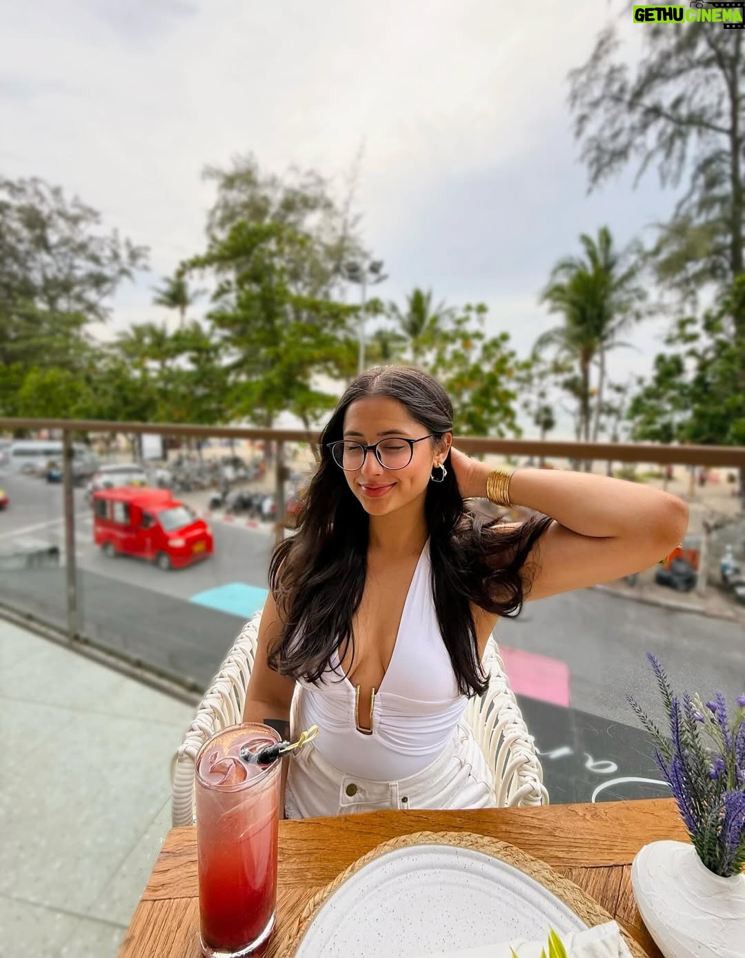anshikaa - 2.8K Likes - can u tell i was drunk🤭
loved the food @zuriphuket 🥘🥥🧁