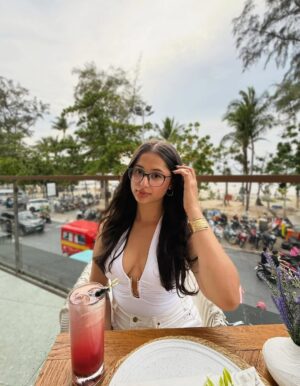 anshikaa Instagram - can u tell i was drunk🤭
loved the food @zuriphuket 🥘🥥🧁