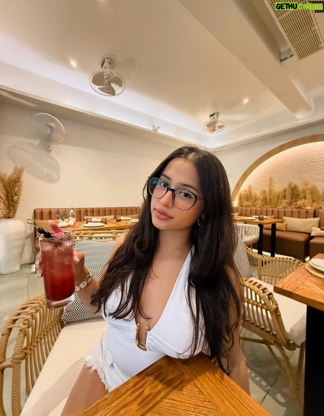 anshikaa - 2.8K Likes - can u tell i was drunk🤭
loved the food @zuriphuket 🥘🥥🧁