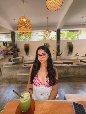 anshikaa Instagram - the day I met baby turtles in Sri Lanka🌊🐢🌺🤭🩵