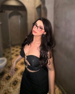 anshikaa Instagram - zooming out