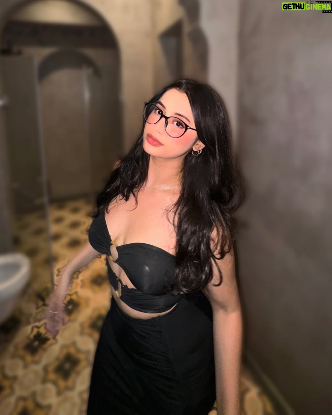 anshikaa - 2.8K Likes - zooming out