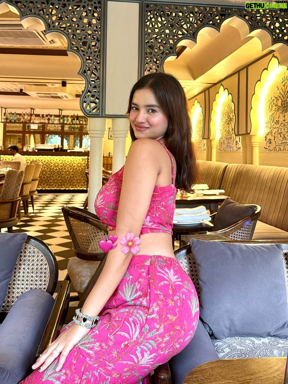 deeksha - 205.8K Likes - Desi, dreamy, and dangerously dhak-dhak🌸
📍 @makhna_deli  @brandinfluence.in 
Wearing @aachho