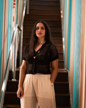 diksha sharma Instagram - 📍Chinatown, Bangkok
Lost opportunities, lost possibilities, feelings we can never get back. That's part of what it means to be alive. But inside our heads - at least that's where I imagine it - there's a little room where we store those memories. A room like the stacks in this library. And to understand the workings of our own heart we have to keep on making new reference cards. We have to dust things off every once in awhile, let in fresh air, change the water in the flower vases. In other words, you'll live forever in your own private library.
- My very favorite Murakami
📸 @chefyash
.
.
.
.
.
#bangkok #chinatown #banjara #banjaratravels #murakami #portrait #portraitmood #portraits #pursuitofportraits #portrait_vision