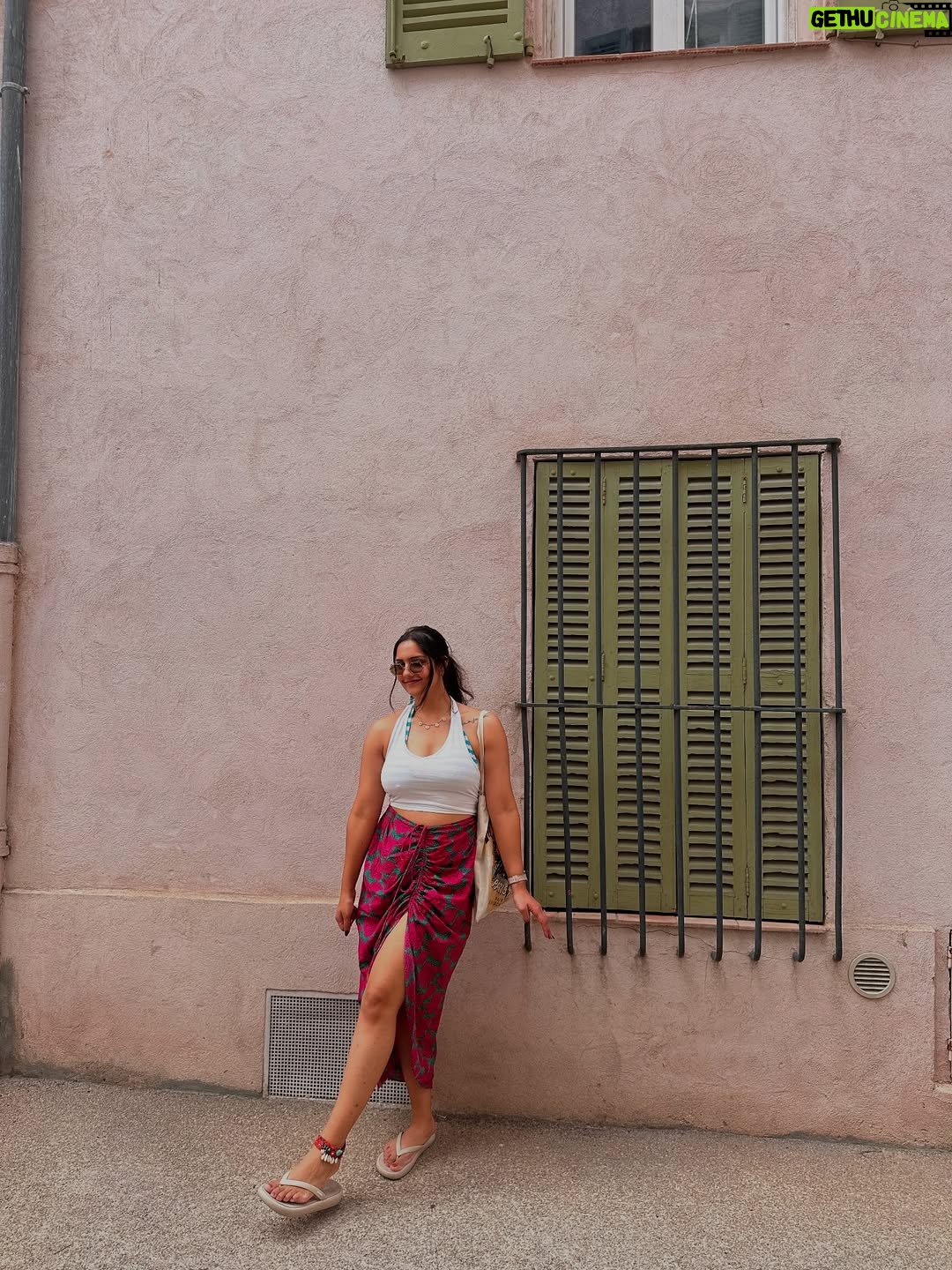 diksha sharma - 2.9K Likes - Vacation wardrobe 101 -
Choose pieces that are timeless, not defined by trends that come and go, can be re-styled in multiple ways and most importantly, are comfortable!

Pack colors! Aren’t you already done with the whites and beiges of the world?!

Which of these looks is your favorite? Let me know in comments :)
.
.
.
.
[vacation wardrobe, what to pack for a vacation, holiday styling, vacation style, europe, european summer, france, italy, tuscany, south of france, what to wear on your europe trip]
#banjara #banjarastyles #banjaraineurope