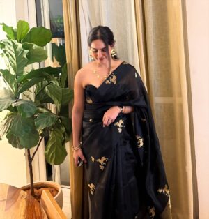 diksha sharma Instagram - When in doubt, drape black.
.
.
.
.
[black, black saree, saree not sorry, six yards of elegance, drape, silk saree, chanderi saree, indian handloom, support local]