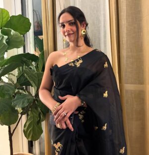 diksha sharma Instagram - When in doubt, drape black.
.
.
.
.
[black, black saree, saree not sorry, six yards of elegance, drape, silk saree, chanderi saree, indian handloom, support local]