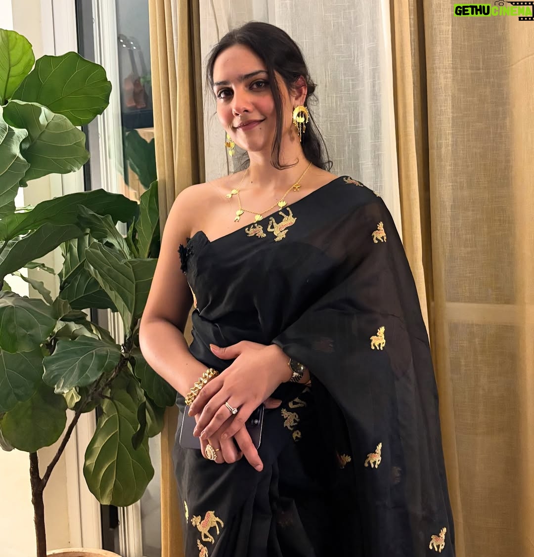 diksha sharma - 4.5K Likes - When in doubt, drape black.
.
.
.
.
[black, black saree, saree not sorry, six yards of elegance, drape, silk saree, chanderi saree, indian handloom, support local]