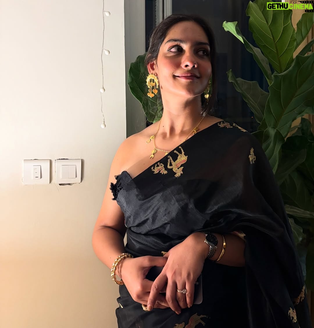 diksha sharma - 4.5K Likes - When in doubt, drape black.
.
.
.
.
[black, black saree, saree not sorry, six yards of elegance, drape, silk saree, chanderi saree, indian handloom, support local]
