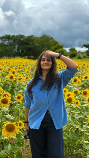 diksha sharma Instagram - Drives from Bangalore to Ooty/Wayanad/Coorg all look like this right now🥹🫶🏼

I couldn’t stop smiling and admiring the bountiful nature around me! :)
.
.
.
.
[sunflower season, bangalore, drives from bangalore, weekend getaway, wayanad, ooty, coorg, bandipur, flowers, flower season]