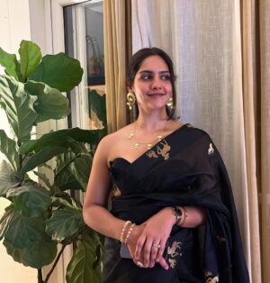 diksha sharma Instagram - When in doubt, drape black.
.
.
.
.
[black, black saree, saree not sorry, six yards of elegance, drape, silk saree, chanderi saree, indian handloom, support local]