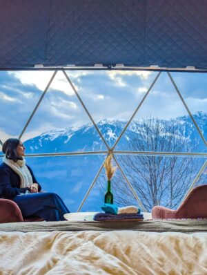 diksha sharma Instagram - Pati, patni aur pahaad - the perfect recipe for happy smiles and rosy cheeks!🫶🏼

Take me back, uff!
.
.
.
.
.
[pahaad, the pahadi life, himalayas, himachal, manali, throwback, sethan, glamping]