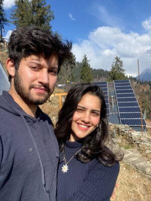 diksha sharma Instagram - Pati, patni aur pahaad - the perfect recipe for happy smiles and rosy cheeks!🫶🏼

Take me back, uff!
.
.
.
.
.
[pahaad, the pahadi life, himalayas, himachal, manali, throwback, sethan, glamping]