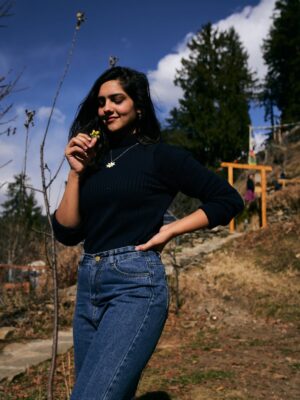 diksha sharma Instagram - Pati, patni aur pahaad - the perfect recipe for happy smiles and rosy cheeks!🫶🏼

Take me back, uff!
.
.
.
.
.
[pahaad, the pahadi life, himalayas, himachal, manali, throwback, sethan, glamping]