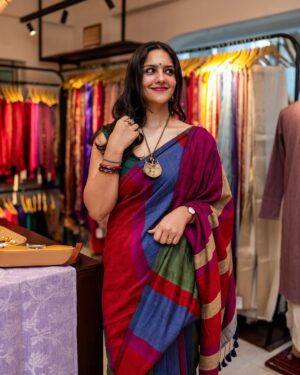 diksha sharma Instagram - Saree is प्यार

#banjara #banjarastyles

[saree, saree not sorry, saree styling, indian handloom, cotton saree, mul saree, linen]