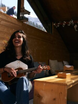 diksha sharma Instagram - Pati, patni aur pahaad - the perfect recipe for happy smiles and rosy cheeks!🫶🏼

Take me back, uff!
.
.
.
.
.
[pahaad, the pahadi life, himalayas, himachal, manali, throwback, sethan, glamping]