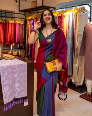 diksha sharma Instagram - Saree is प्यार

#banjara #banjarastyles

[saree, saree not sorry, saree styling, indian handloom, cotton saree, mul saree, linen]