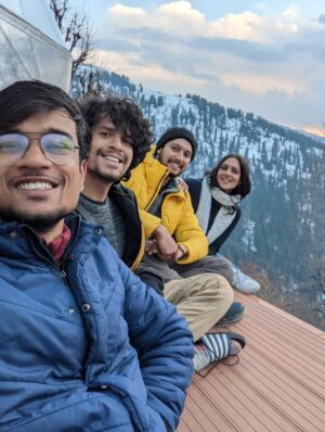 diksha sharma Instagram - Pati, patni aur pahaad - the perfect recipe for happy smiles and rosy cheeks!🫶🏼

Take me back, uff!
.
.
.
.
.
[pahaad, the pahadi life, himalayas, himachal, manali, throwback, sethan, glamping]