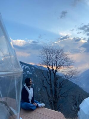 diksha sharma Instagram - Pati, patni aur pahaad - the perfect recipe for happy smiles and rosy cheeks!🫶🏼

Take me back, uff!
.
.
.
.
.
[pahaad, the pahadi life, himalayas, himachal, manali, throwback, sethan, glamping]