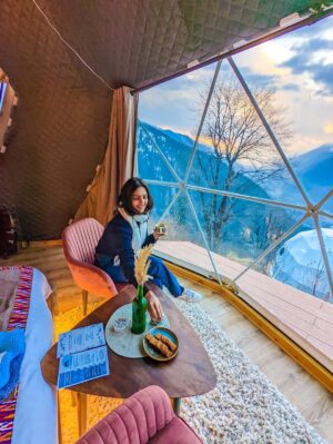diksha sharma Instagram - Pati, patni aur pahaad - the perfect recipe for happy smiles and rosy cheeks!🫶🏼

Take me back, uff!
.
.
.
.
.
[pahaad, the pahadi life, himalayas, himachal, manali, throwback, sethan, glamping]