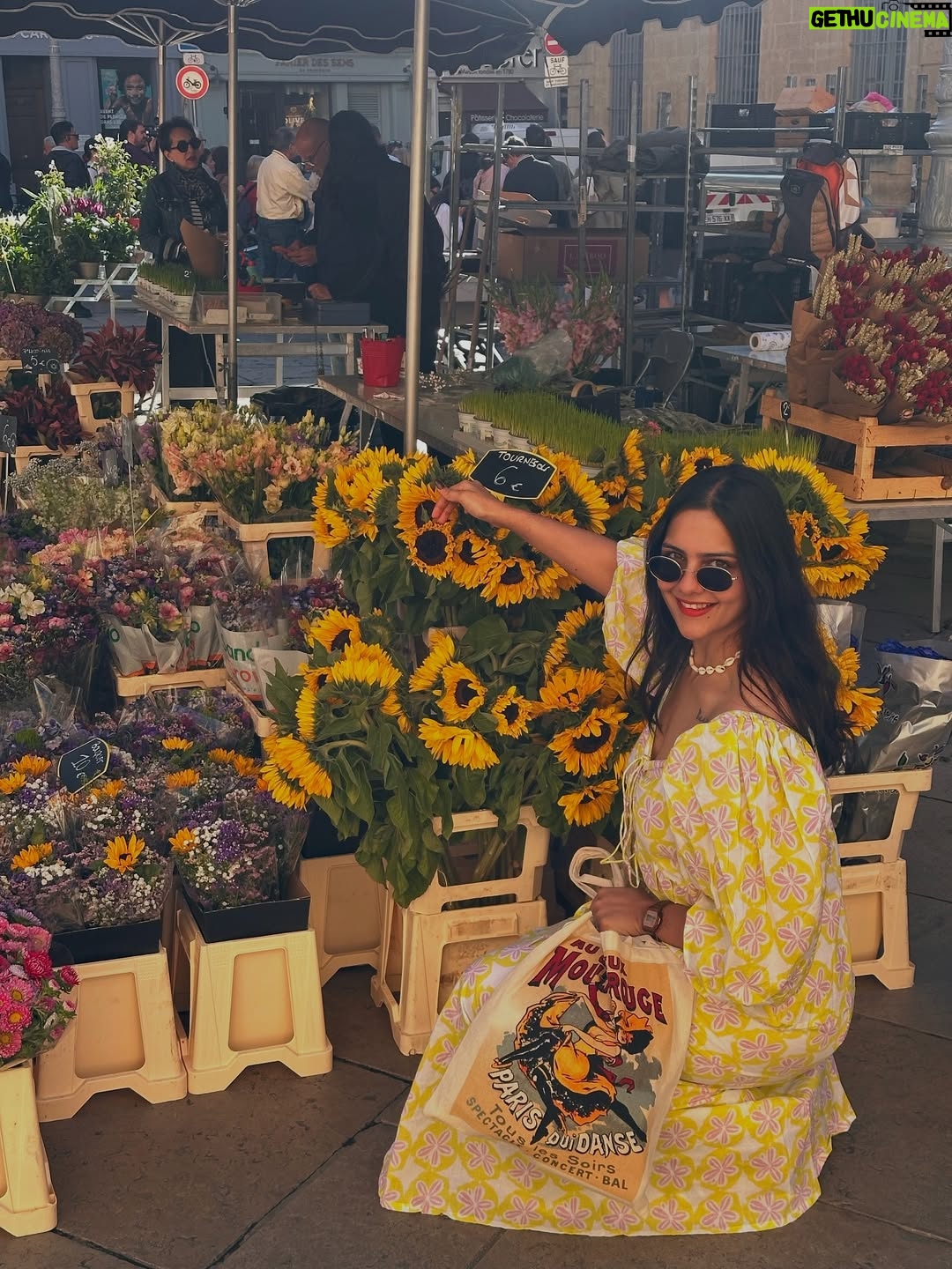 diksha sharma - 2.9K Likes - Vacation wardrobe 101 -
Choose pieces that are timeless, not defined by trends that come and go, can be re-styled in multiple ways and most importantly, are comfortable!

Pack colors! Aren’t you already done with the whites and beiges of the world?!

Which of these looks is your favorite? Let me know in comments :)
.
.
.
.
[vacation wardrobe, what to pack for a vacation, holiday styling, vacation style, europe, european summer, france, italy, tuscany, south of france, what to wear on your europe trip]
#banjara #banjarastyles #banjaraineurope
