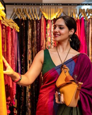 diksha sharma Instagram - Saree is प्यार

#banjara #banjarastyles

[saree, saree not sorry, saree styling, indian handloom, cotton saree, mul saree, linen]