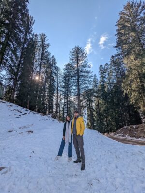 diksha sharma Instagram - Pati, patni aur pahaad - the perfect recipe for happy smiles and rosy cheeks!🫶🏼

Take me back, uff!
.
.
.
.
.
[pahaad, the pahadi life, himalayas, himachal, manali, throwback, sethan, glamping]