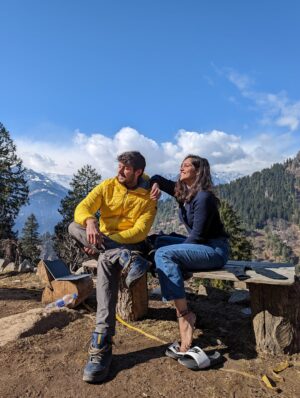 diksha sharma Instagram - Pati, patni aur pahaad - the perfect recipe for happy smiles and rosy cheeks!🫶🏼

Take me back, uff!
.
.
.
.
.
[pahaad, the pahadi life, himalayas, himachal, manali, throwback, sethan, glamping]