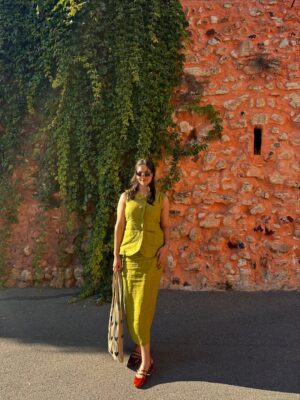 diksha sharma Instagram - Vacation wardrobe 101 -
Choose pieces that are timeless, not defined by trends that come and go, can be re-styled in multiple ways and most importantly, are comfortable!

Pack colors! Aren’t you already done with the whites and beiges of the world?!

Which of these looks is your favorite? Let me know in comments :)
.
.
.
.
[vacation wardrobe, what to pack for a vacation, holiday styling, vacation style, europe, european summer, france, italy, tuscany, south of france, what to wear on your europe trip]
#banjara #banjarastyles #banjaraineurope