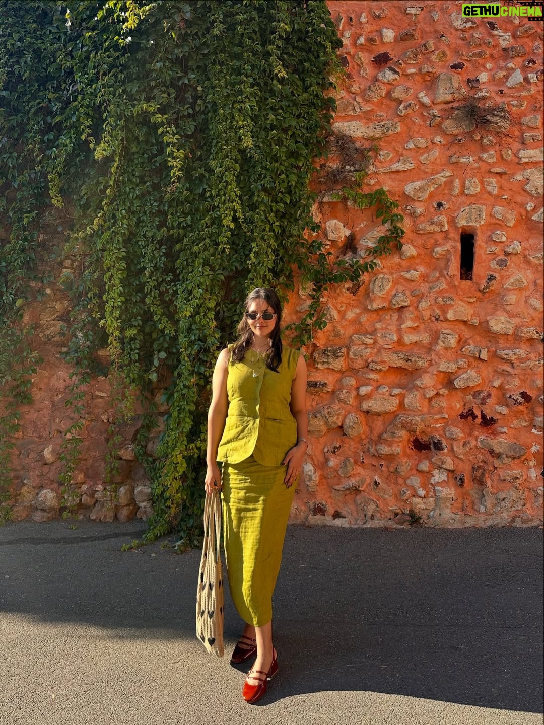 diksha sharma - 2.9K Likes - Vacation wardrobe 101 -
Choose pieces that are timeless, not defined by trends that come and go, can be re-styled in multiple ways and most importantly, are comfortable!

Pack colors! Aren’t you already done with the whites and beiges of the world?!

Which of these looks is your favorite? Let me know in comments :)
.
.
.
.
[vacation wardrobe, what to pack for a vacation, holiday styling, vacation style, europe, european summer, france, italy, tuscany, south of france, what to wear on your europe trip]
#banjara #banjarastyles #banjaraineurope
