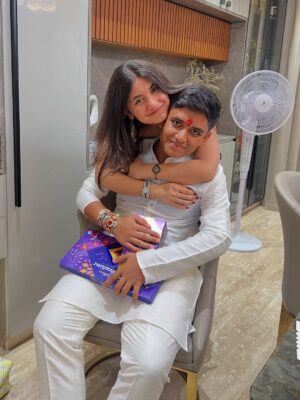 hitaishi totlani Instagram - Bonded by love, tied by rakhi š„¹ā¤ļø Happy Rakshabandhan āØ
.
.
.
.
.
.
.
.
.
.
.
.
.
.
#instagood #instagram #love #rakhi #rakshabandhan #fashion #explorepage #fyp #cute #brother #sister #cousins #trending #viral #music #together #bond