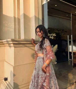 kanishka Ahluwalia Instagram - Let’s flip to traditionals💞
•
•
#fyp #instagram #instagood #feed #viral #explorepage #explorar #trending #grwm #ootd #outfitoftheday #traditional #fashion #fashionblogger