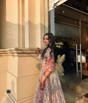 kanishka Ahluwalia Instagram - Let’s flip to traditionals💞
•
•
#fyp #instagram #instagood #feed #viral #explorepage #explorar #trending #grwm #ootd #outfitoftheday #traditional #fashion #fashionblogger