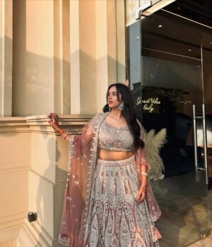 kanishka Ahluwalia Instagram - Let’s flip to traditionals💞
•
•
#fyp #instagram #instagood #feed #viral #explorepage #explorar #trending #grwm #ootd #outfitoftheday #traditional #fashion #fashionblogger