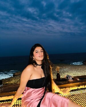 ketaki tanwar Instagram - Talking to the sky š
.
.
#goa #goadiaries #goaoutfits #explore #goabeach #trending #ootd