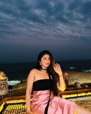 ketaki tanwar Instagram - Talking to the sky š
.
.
#goa #goadiaries #goaoutfits #explore #goabeach #trending #ootd