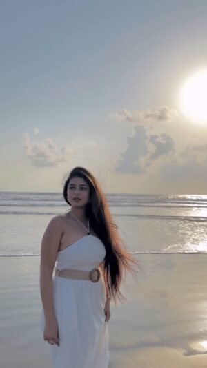 ketaki tanwar Instagram - sunsets and dreams🤍🪽
.
.
.
#reels #sunset #beach #trendingreels